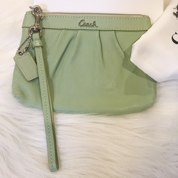 COACH GREEN SOFT LEATHER WRISTLET - Picture 2 of 6